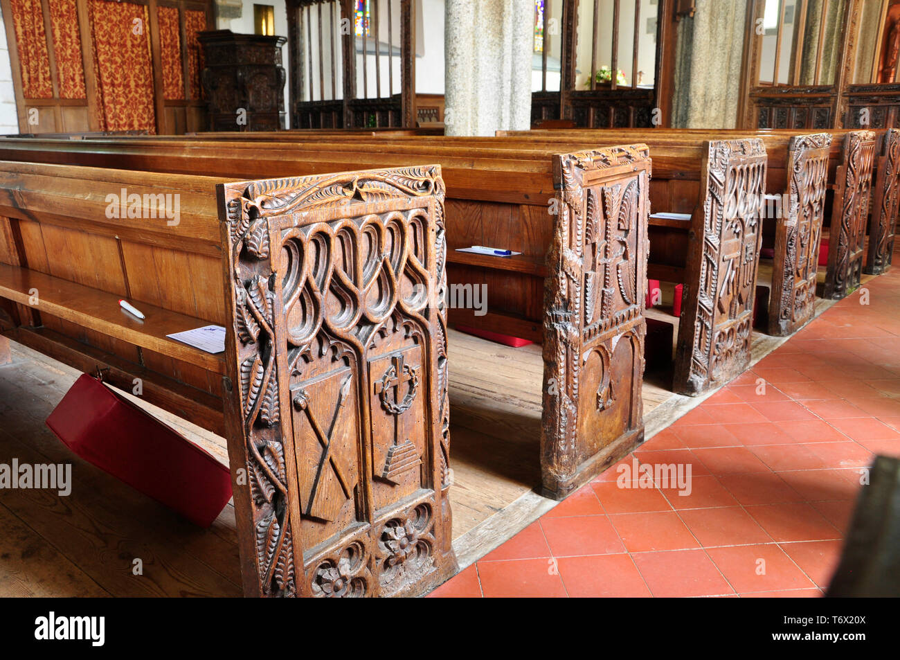 Riccamente intagliati pew termina in St vagli chiesa , Cornovaglia,l'Inghilterra,UK Foto Stock