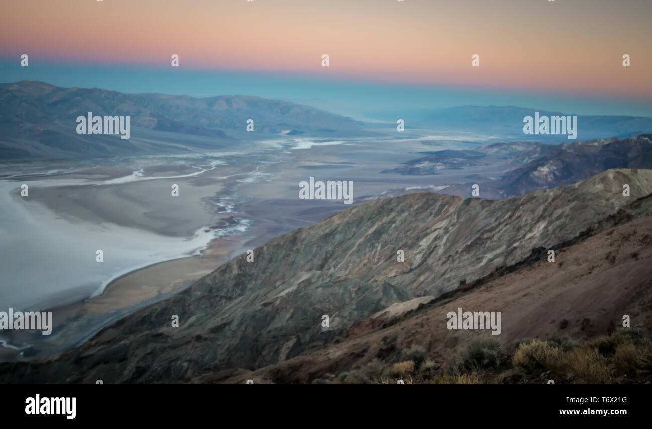 La guida intorno al parco nazionale della Valle della Morte in California Foto Stock