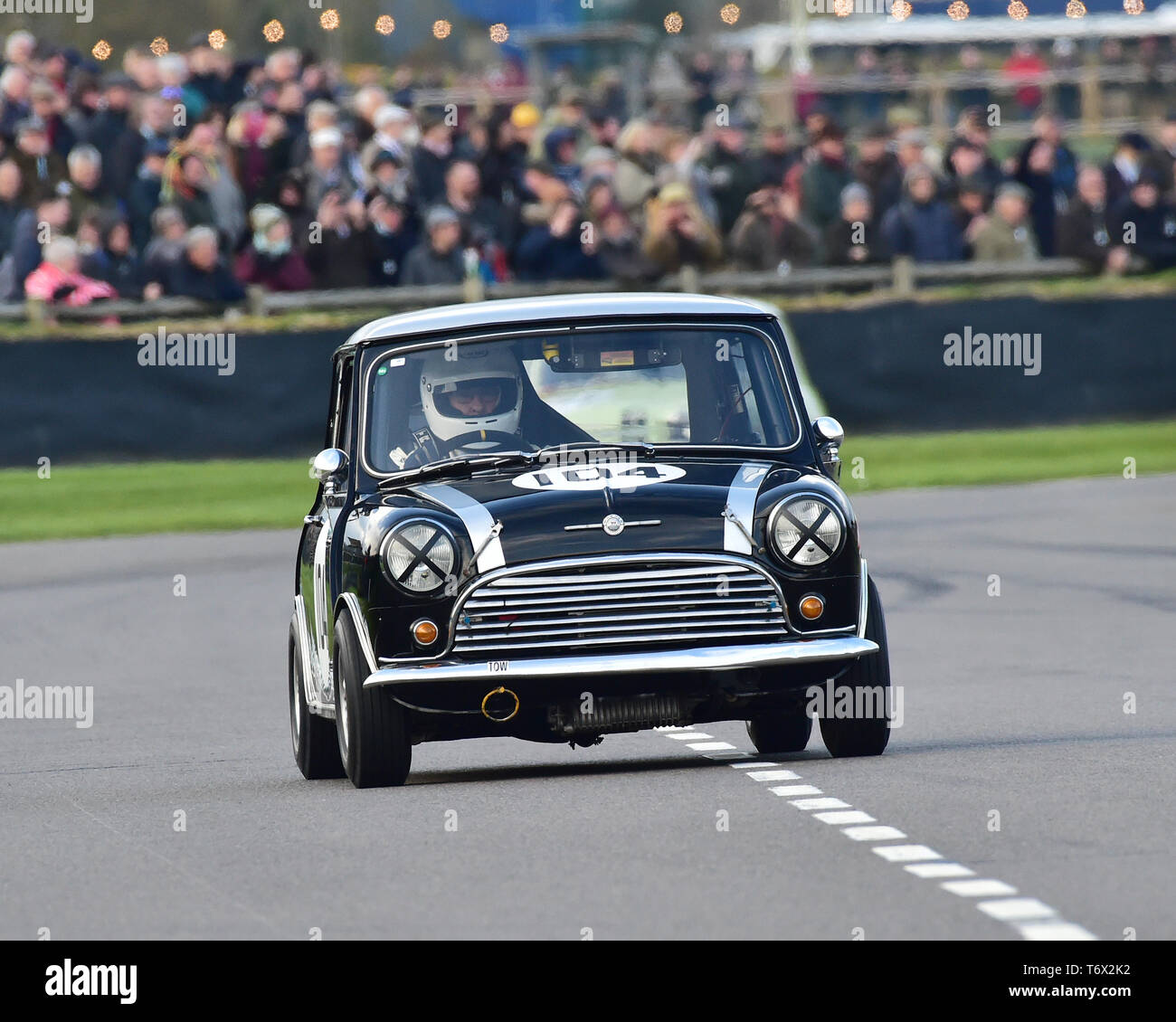 Peter James, Morris Mini Cooper S, Betty Richmond Trophy scaldare 1, Mini berline, 77th Assemblea dei Soci, Goodwood, West Sussex, in Inghilterra, aprile 2019, Autos Foto Stock