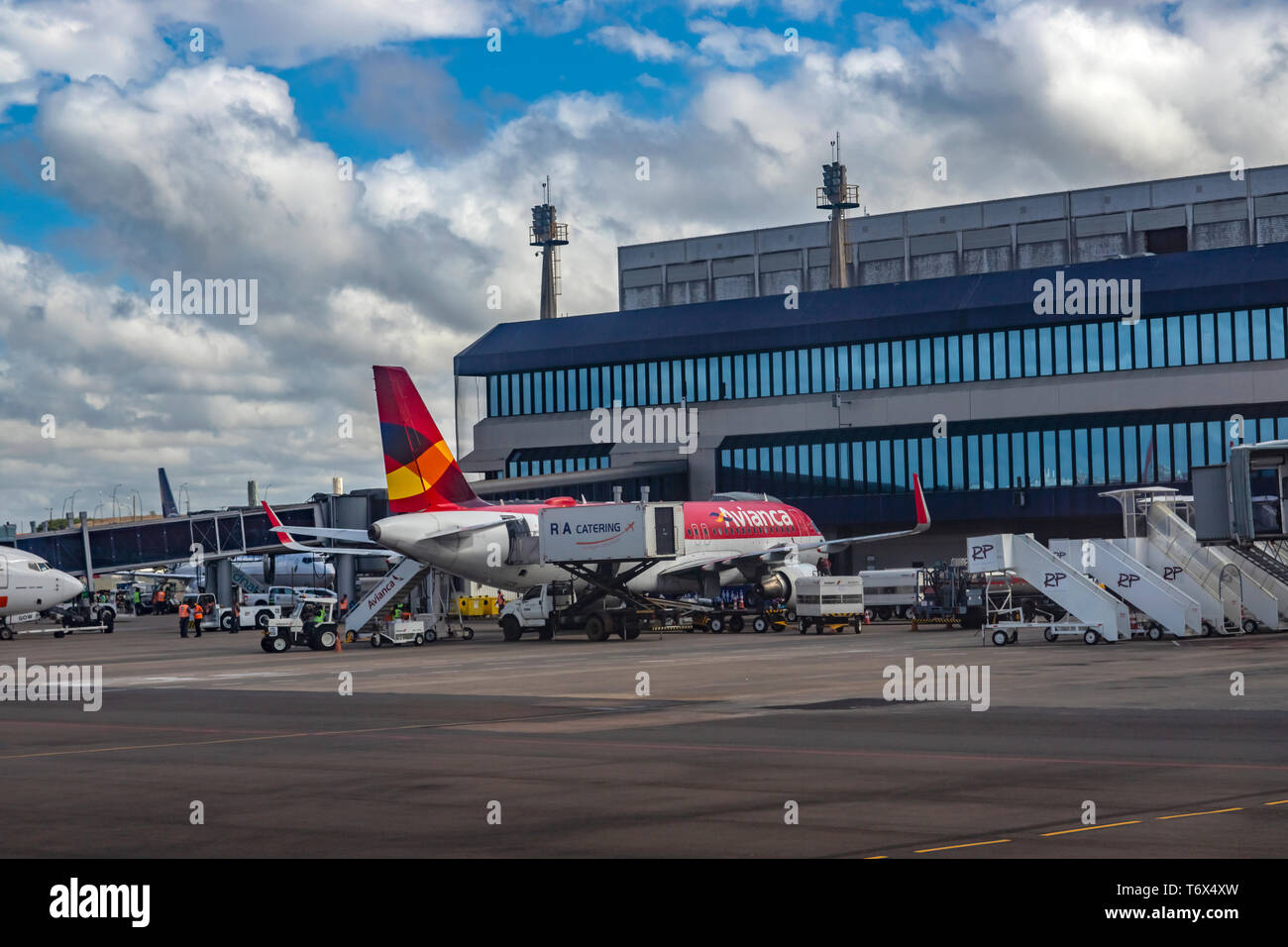 Della città di Porto Alegre, Rio Grande do Sul Stato di Brasile e Sud America. Avianca compagnia aerea. Avianca aeroplano a Salgado Filho Internation Foto Stock