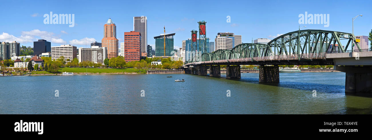 Portland Oregon skyline e il ponte di Hawthorne panorama. Foto Stock