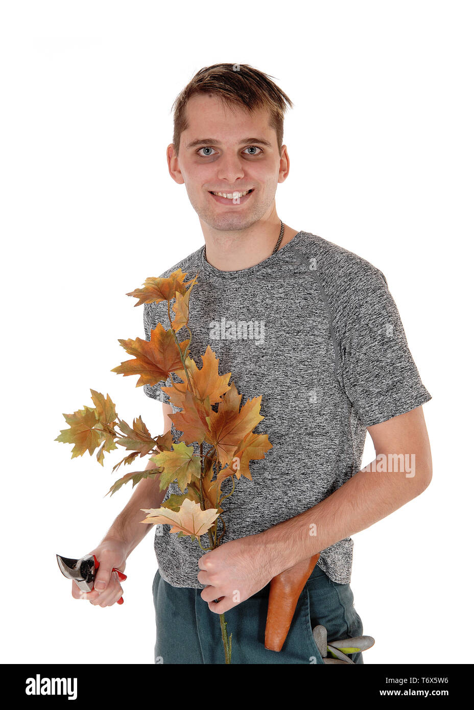 Giovane uomo che lavora in autunno il taglio di alberi Foto Stock