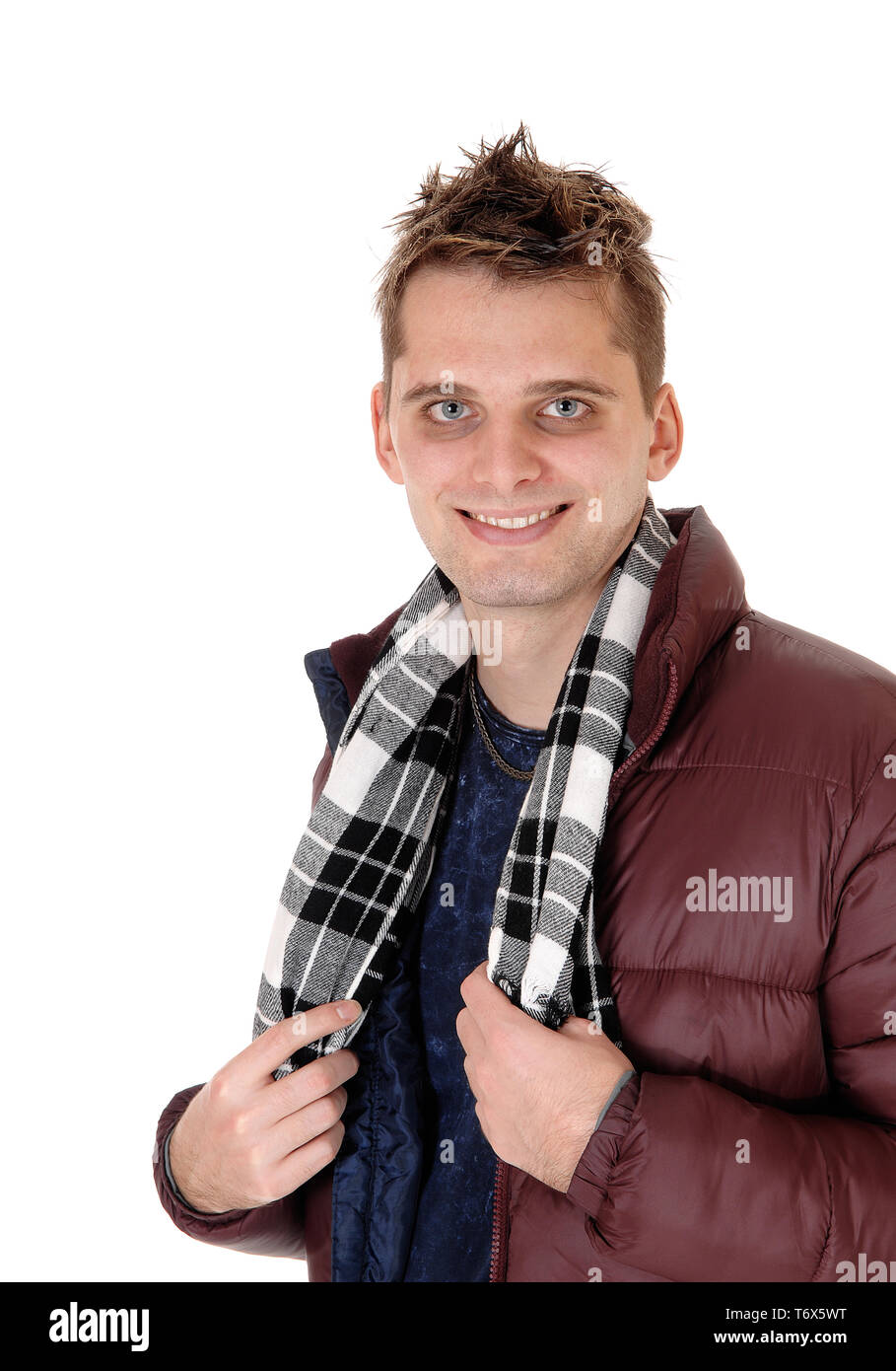 Ritratto di un giovane uomo sorridente in giacca di pelle Foto Stock