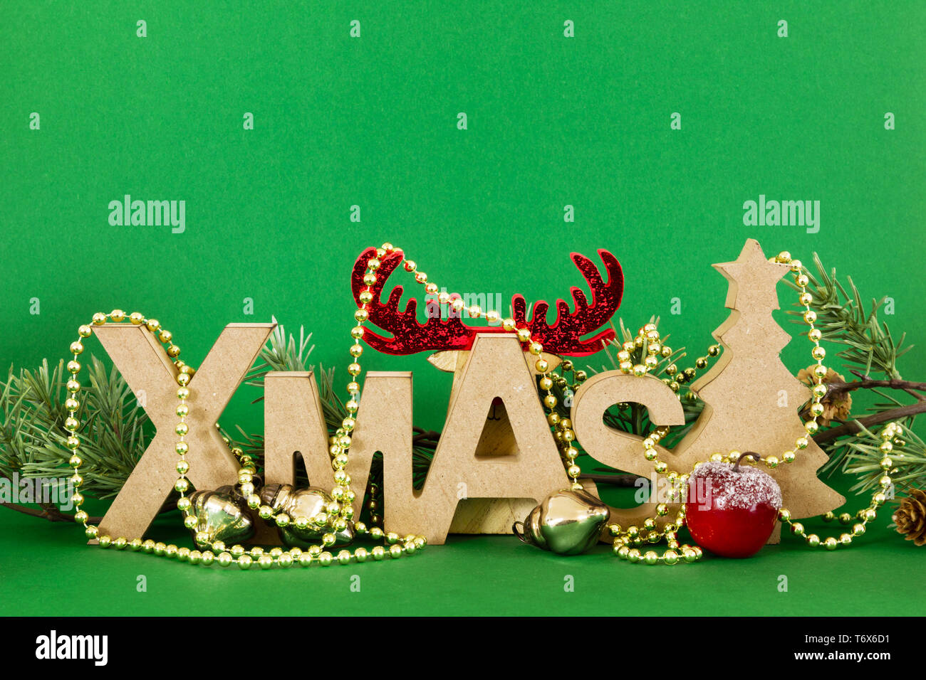 Decorazione di natale con il natale di testo e una renna nascosti Foto Stock