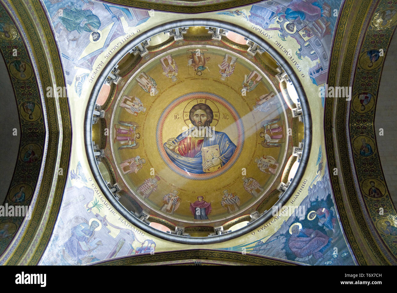 "Cristo Pantocratore' mosaico, vista dal basso. Chiesa del Santo Sepolcro di Gerusalemme, Israele Foto Stock