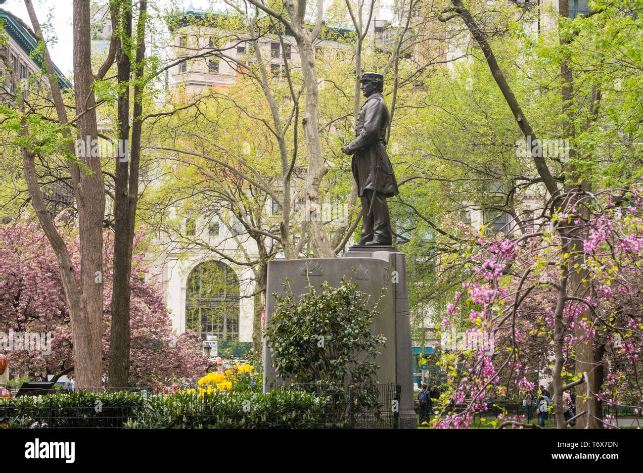 Farragut monumento è circondato da bellissimi alberi di primavera a Madison Square Park, New York, Stati Uniti d'America Foto Stock