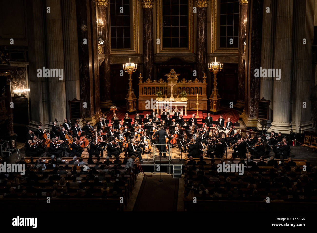 02 maggio 2019, Berlino: la Filarmonica di Vienna svolge nella cattedrale di Berlino. Anton Bruckner la Sinfonia n. 2 è stata eseguita. Foto: Paolo Zinken/dpa Foto Stock