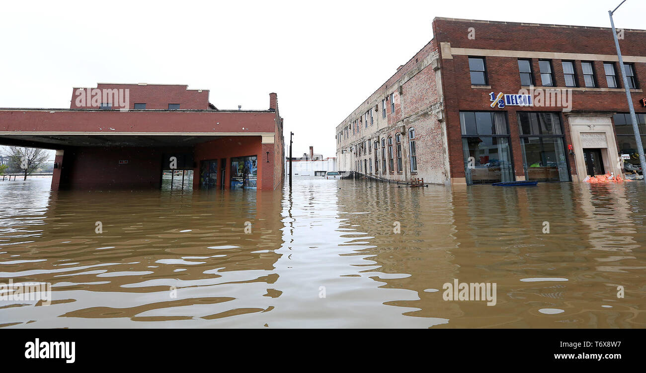 Davenport, Iowa, USA. Il 2 maggio, 2019. Allagato i commerci su E 2° San nel centro cittadino di Davenport giovedì 2 maggio 2019. Credito: Kevin E. Schmidt/Quad-City volte/ZUMA filo/Alamy Live News Foto Stock