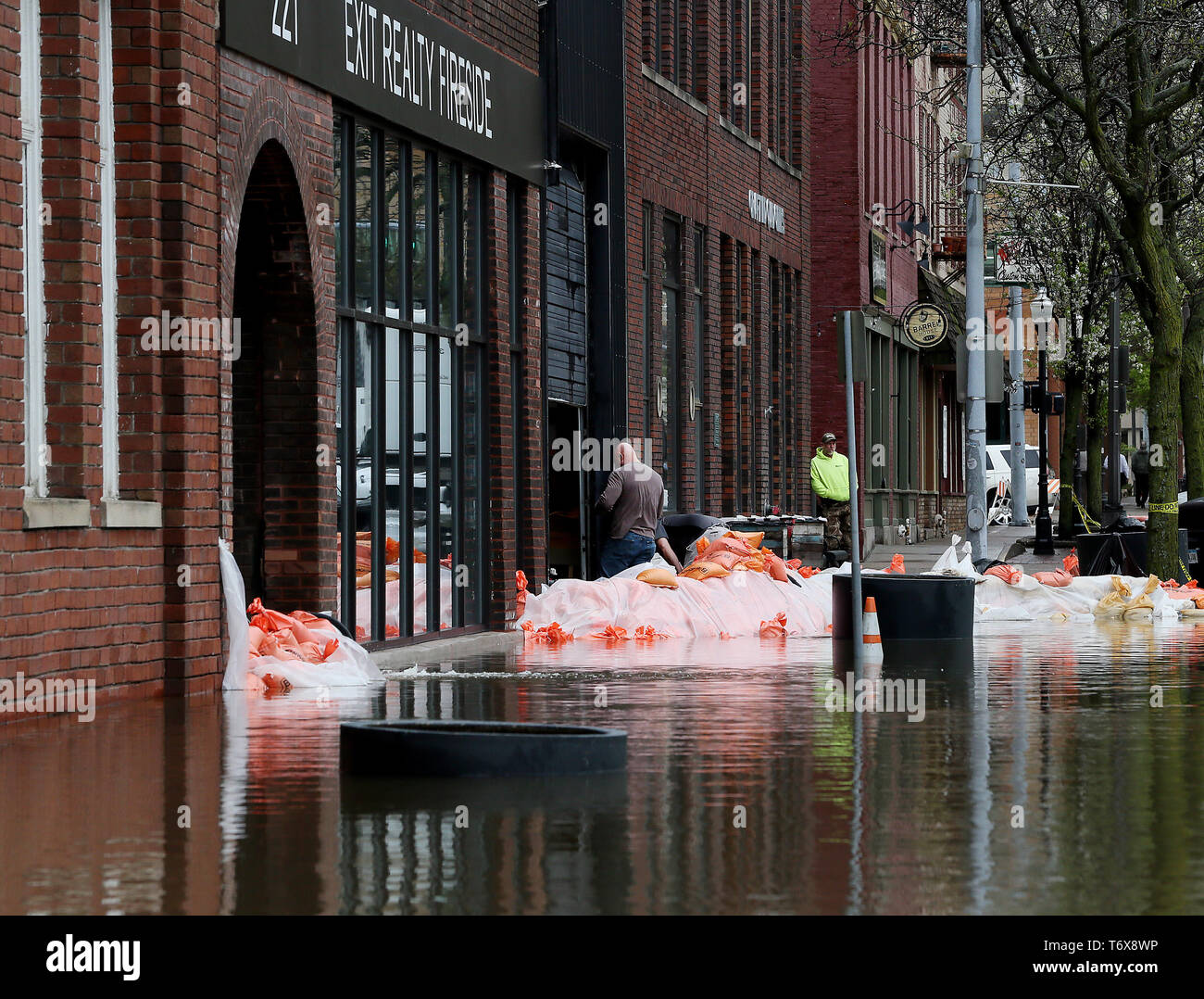 Davenport, Iowa, USA. Il 2 maggio, 2019. I lavoratori continuano la pulizia delle loro aziende su E 2° San nel centro cittadino di Davenport giovedì 2 maggio 2019. Credito: Kevin E. Schmidt/Quad-City volte/ZUMA filo/Alamy Live News Foto Stock