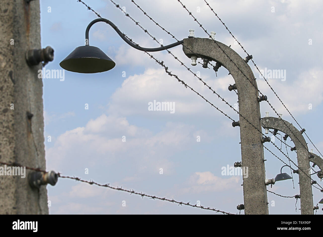 Oswiecim, Polonia. Il 2 maggio, 2019. L'ex Nazi-German Auschwitz II Birkenau concentrazione e sterminio Camp a Oswiecim. La marcia annuale è parte del programma educativo. Gli studenti ebrei da tutto il mondo arrivano a Polonia e studiare i resti dell'Olocausto. I partecipanti marzo in silenzio, a tre chilometri da Auschwitz I Auschwitz II Birkenau, il più grande complesso nazista dei campi di concentramento costruito durante la Seconda Guerra Mondiale. Credito: Damian Klamka SOPA/images/ZUMA filo/Alamy Live News Foto Stock