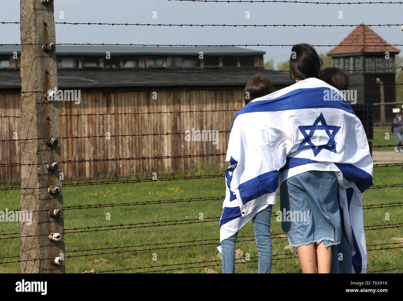 Oswiecim, Polonia. Il 2 maggio, 2019. I partecipanti della marcia della vita nella ex Nazi-German concentrazione e campo di sterminio di Auschwitz Birkenau II in Oświęcim. La marcia annuale è parte del programma educativo. Gli studenti ebrei da tutto il mondo arrivano a Polonia e studiare i resti dell'Olocausto. I partecipanti marzo in silenzio, a tre chilometri da Auschwitz I Auschwitz II Birkenau, il più grande complesso nazista dei campi di concentramento costruito durante la Seconda Guerra Mondiale. Credito: Damian Klamka SOPA/images/ZUMA filo/Alamy Live News Foto Stock