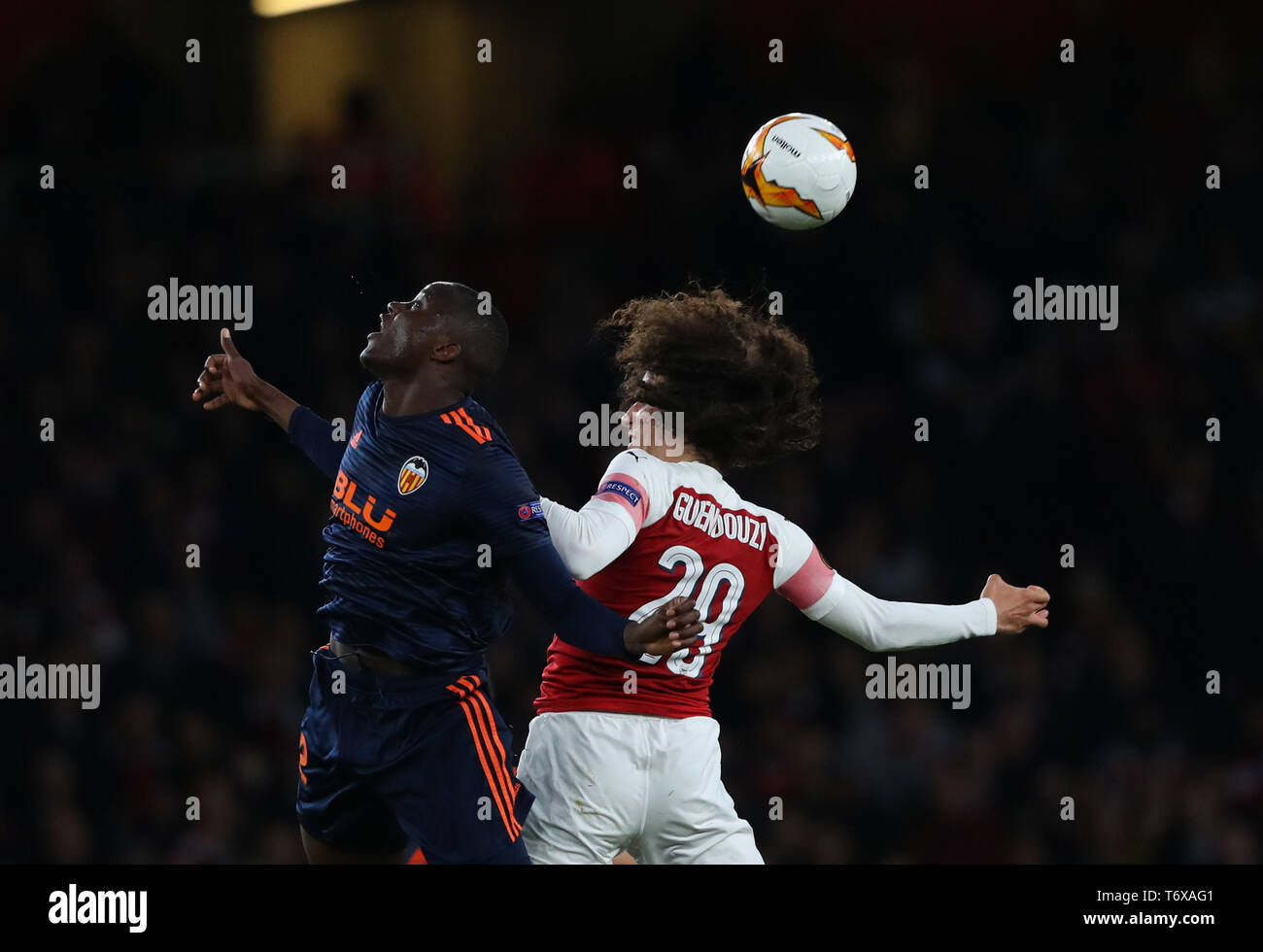 Londra, Regno Unito. 02Maggio, 2019. Mouctar Diakhaby di Valencia e Matteo Guendouzi arsenale di competere per la sfera durante l'Europa League semi finale gamba una corrispondenza tra l'Arsenal e Atletico Madrid presso l'Emirates Stadium il 2 maggio 2019 a Londra, Regno Unito. Credito: Mitchell Gunn/ESPA-Immagini Credito: Cal Sport Media/Alamy Live News Foto Stock