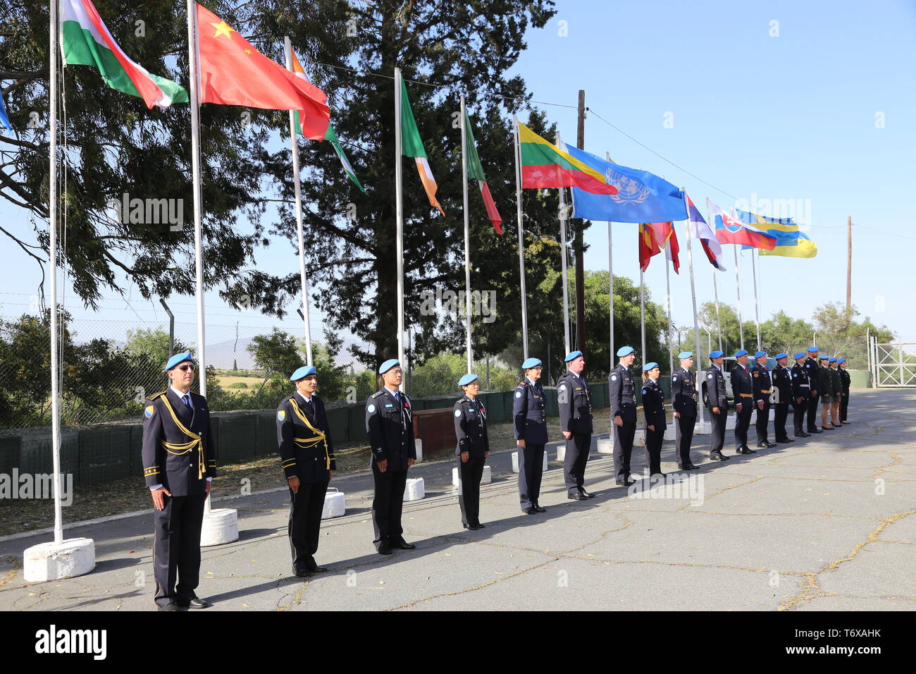 Nicosia, Cipro. Il 2 maggio, 2019. I membri delle forze di polizia contingente della forza di pace dell ONU a Cipro (UNFICYP) frequentano una medaglia cerimonia di presentazione in Nicosia, Cipro, il 2 maggio 2019. Il capo delle Nazioni Unite della forza di mantenimento della pace a Cipro, Elizabeth Spehar, assegnato medaglie a diciotto membri della forza di polizia contingente della forza di pace dell ONU a Cipro (UNFICYP) giovedì per il loro contributo al mantenimento della pace nell'isola del Mediterraneo orientale. Credito: Zhang Baoping/Xinhua/Alamy Live News Foto Stock