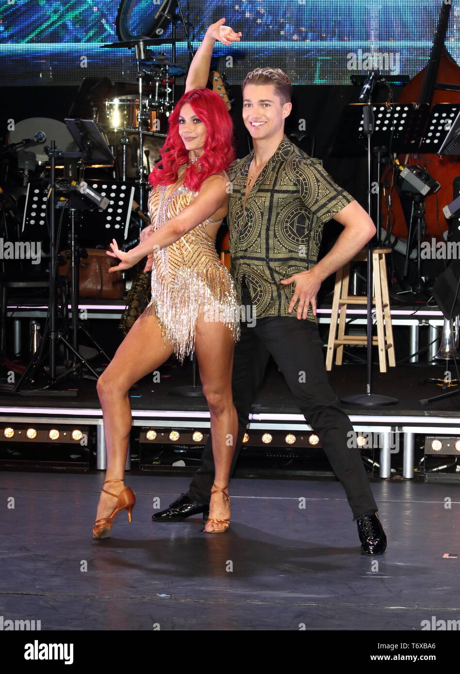 Dianne Buswell e AJ Pritchard visto gli Strictly Come Dancing. I professionisti UK Tour 2019 - Photocall presso gli studi di Elstree. Foto Stock