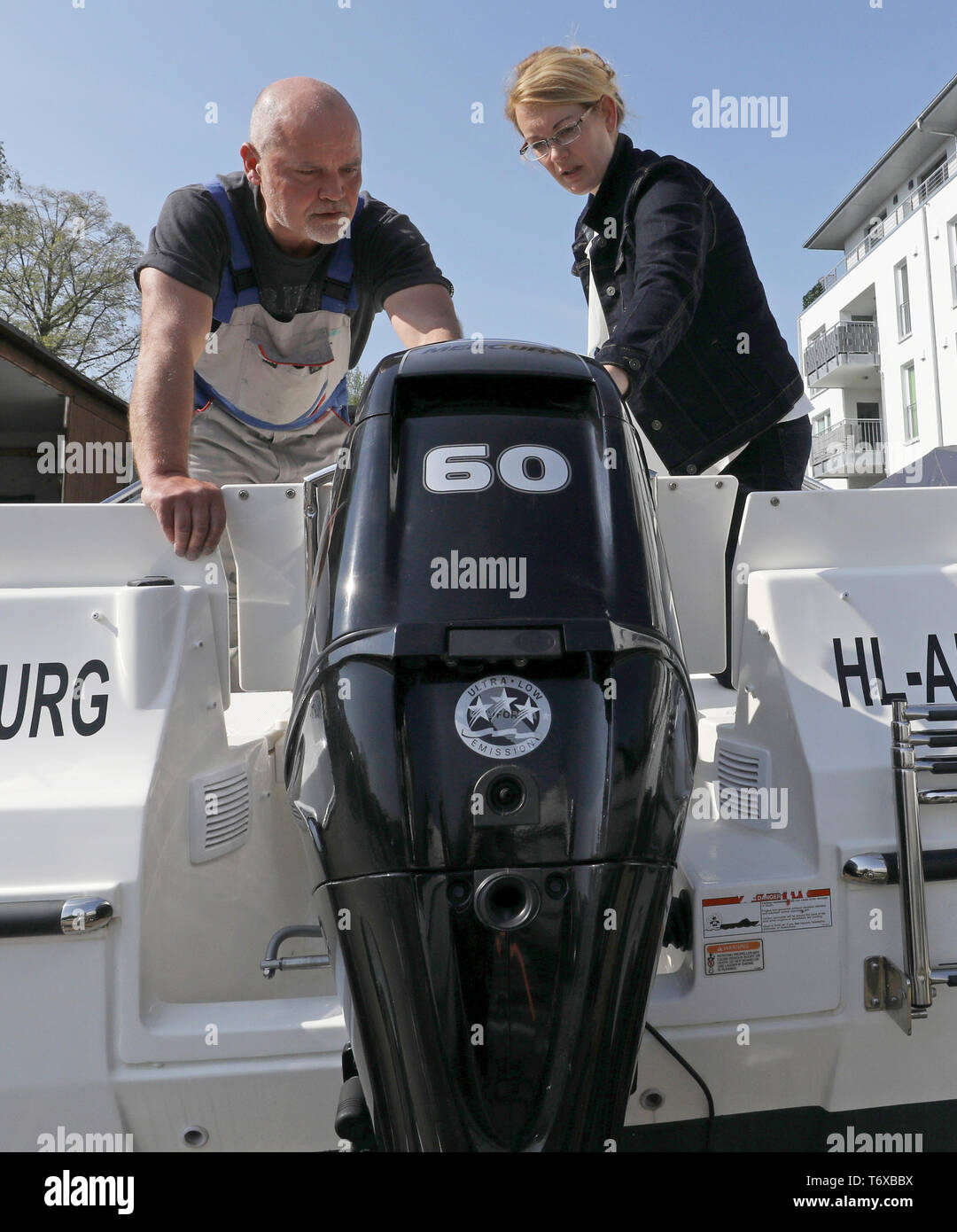 Rostock, Germania. 26 apr, 2019. Presso il cantiere Schritt, boss Saskia Schritt e il dipendente Sven Meißner discutere sulle prossime fasi di lavoro. Sven Meißner è stata gravemente compromessa dal momento che un incidente sul lavoro nel 2016, quando una gamba è stato trapanato attraverso da un tubo di metallo. Le seguenti complicazioni realizzato il lavoratore prima permanentemente malato e quindi disoccupati: la stabilità su entrambe le gambe non era più presente. Fornendo supporto per il reinserimento delle persone disabili nel mercato del lavoro, egli è stato in grado di riprendere il lavoro in cantiere Schritt. Credito: Bernd Wüstneck/dpa/Alamy Live News Foto Stock