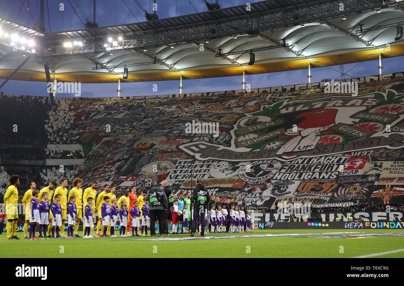 Francoforte, Deutschland. 02maggio 2019. firo: 02.05.2019, calcio, calcio: UEFA Europa League, EL, stagione 2018/2019 semifinali, prima gamba, Eintracht Frankfurt - Chelsea 1: 1 fan Francoforte, coreografia, coreografia, lineup di squadre, squadre | Utilizzo di credito in tutto il mondo: dpa/Alamy Live News Foto Stock