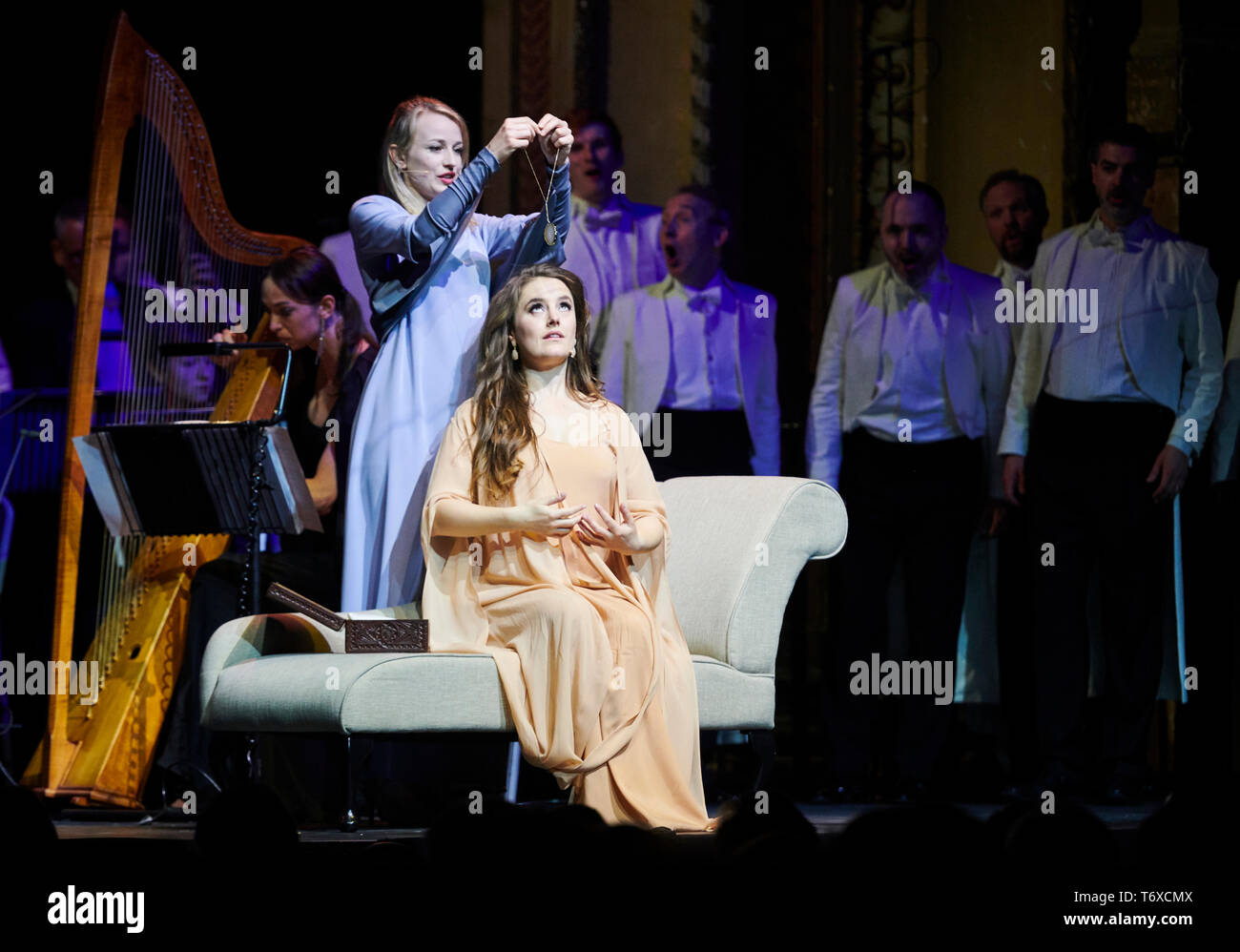 Londra, Regno Unito. Il 2 maggio 2019. Louise Alder come Semele con il Monteverdi Coro e Orchestra diretta da Sir John Eliot Gardiner. Handel's Semele una drammatica opera lirica in tre atti, a Alexandra Palace Theatre, Londra. Credit Thomas Bowles/ Alamy Live News Foto Stock