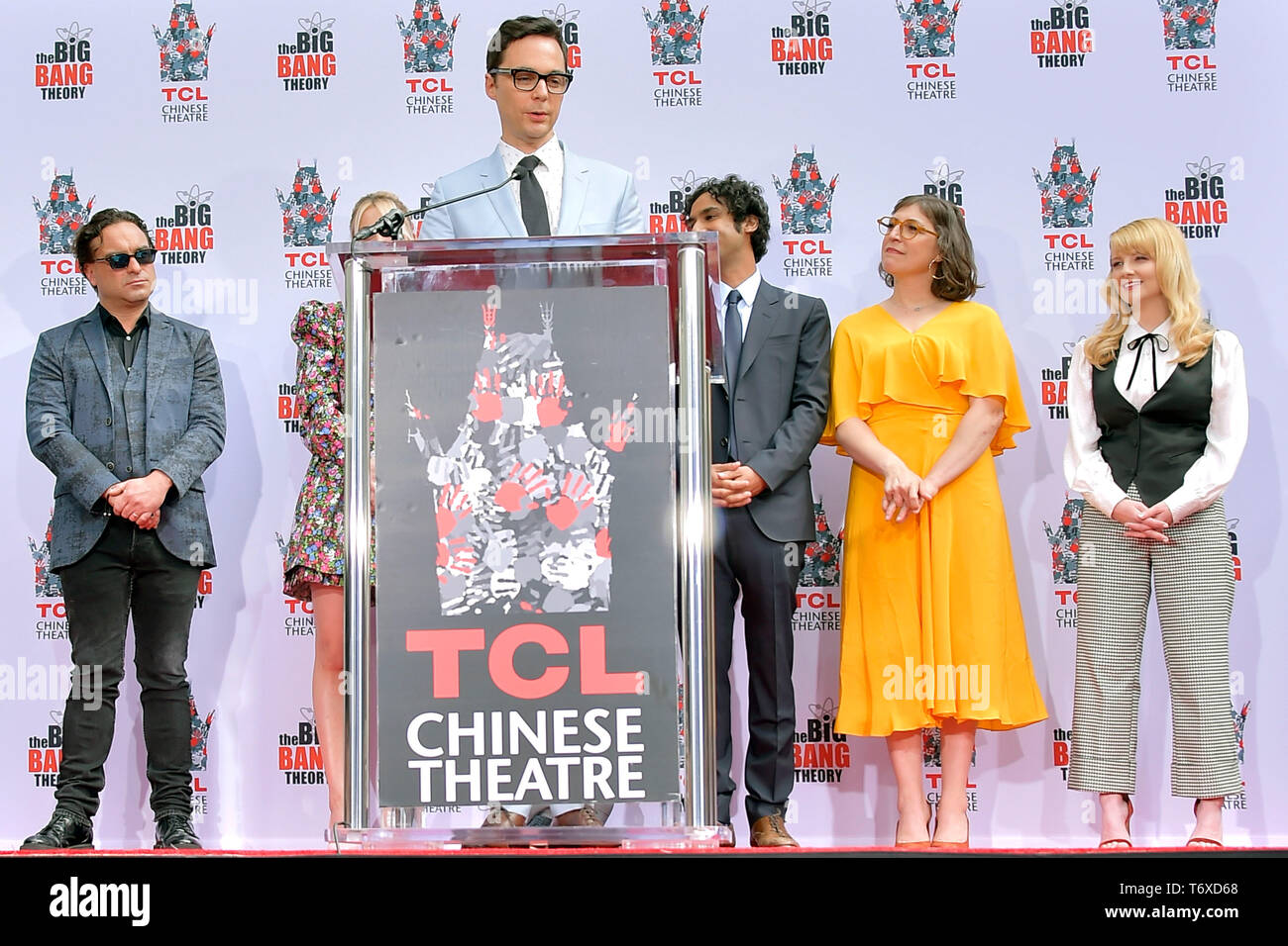 Johnny Galecki, Kaley Cuoco, Jim Parsons, Kunal Nayyar, Mayim Bialik e Melissa Rauch al Handprints cerimonia di TCL Chinese Theatre Hollywood. Los Angeles, 01.05.2019 | Utilizzo di tutto il mondo Foto Stock