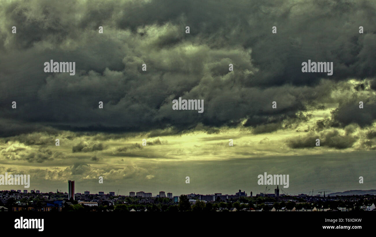 Glasgow, Scotland, Regno Unito, 3 maggio, 2019, UK Meteo. Nube nera su Glasgow il giorno del Billy McNeil funerale . Credito traghetto Gerard/Alamy Live News Foto Stock