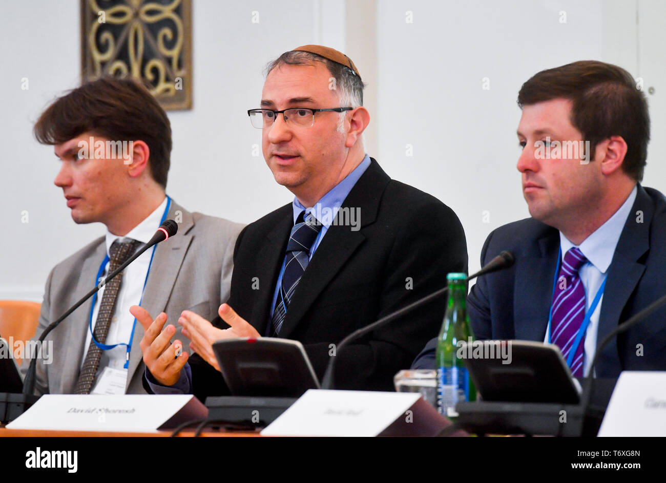 L-R Lukas Pimper, Cyber Attache a NATO e UE a livello nazionale Cyber e la sicurezza delle informazioni agenzia, David Shoresh, Pianificatore strategico di Israele National Cyber Direzione e David Rich, Assistente Segretario per le comunicazioni e informazioni presso il Ministero del Commercio degli Stati Uniti, sono visibili durante il giorno finale della due giorni di conferenza internazionale di rappresentanti di più di trenta paesi e la NATO sulle fasi comuni nella fornitura di cyber security, a Praga, nella Repubblica Ceca il 3 maggio 2019. Secondo la media, i rappresentanti degli Stati Uniti desidera chiamare per la restrizione di influenza della Cina e Huawei ferma a sviluppare Foto Stock