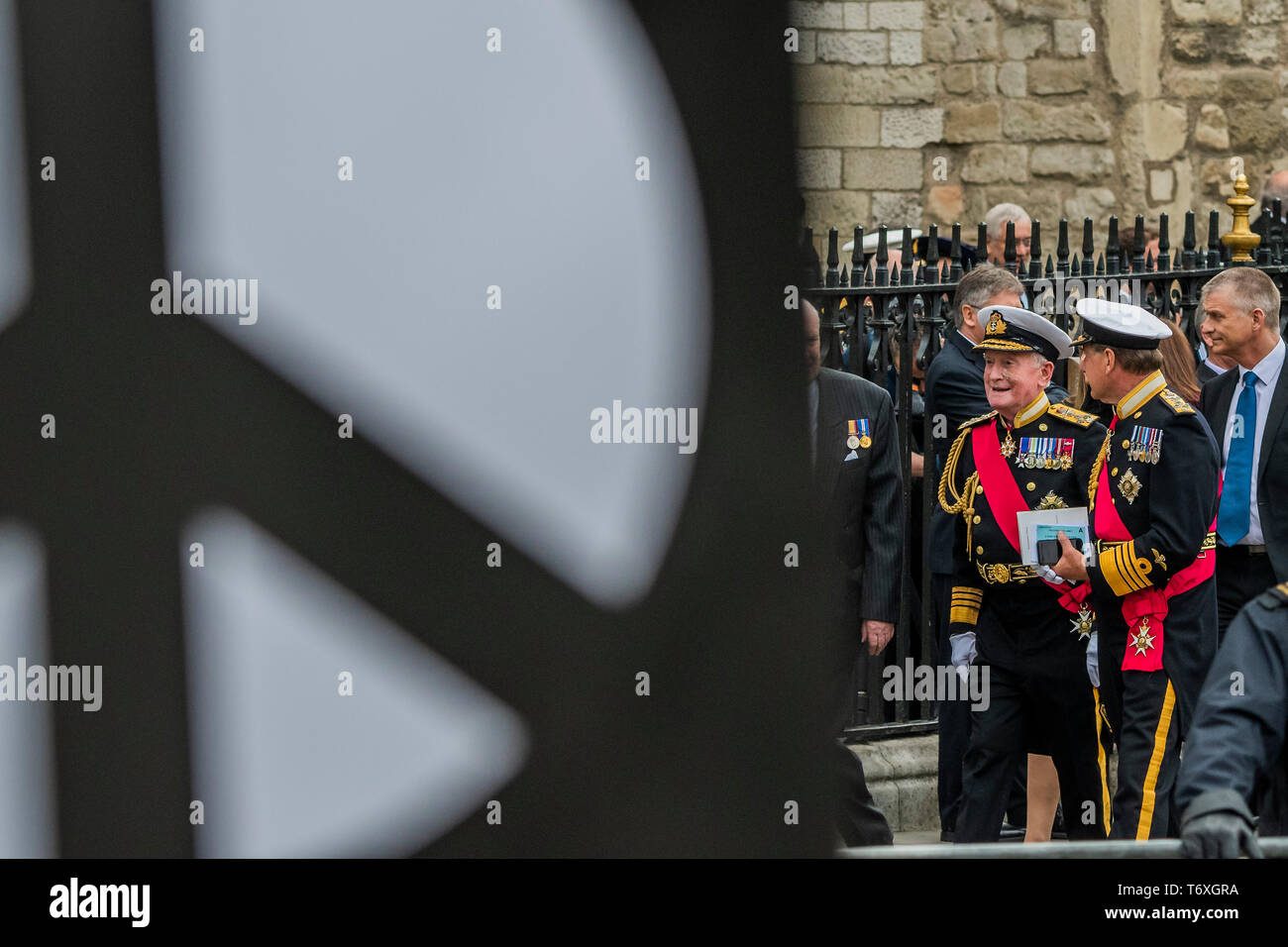 L'Abbazia di Westminster, Londra, Regno Unito. Il 3 maggio 2019. Che servono e il passato dei sommergibilisti lasciare il servizio con i loro ospiti e hanno superato il CND a fermare la guerra protesta sul loro modo al Queen Elizabeth II confrerence center - un servizio per celebrare i 50 anni della Royal Navy di British Nuclear Deterrant in mare è tenuto a Westminster Abbey. Frequentato da nuovo segretario alla difesa, Penny Mordaunt e S.A.R. il Principe William. Credito: Guy Bell/Alamy Live News Credito: Guy Bell/Alamy Live News Foto Stock