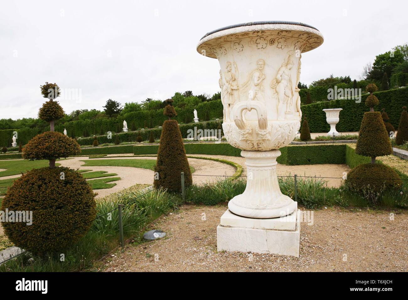 Parigi, Francia. Xxv Aprile, 2019. Ordinatamente gli alberi tagliati sono visibili nel giardino di Chateau de Versailles nei sobborghi di Parigi, Francia, 25 aprile 2019. Credito: Gao Jing/Xinhua/Alamy Live News Foto Stock