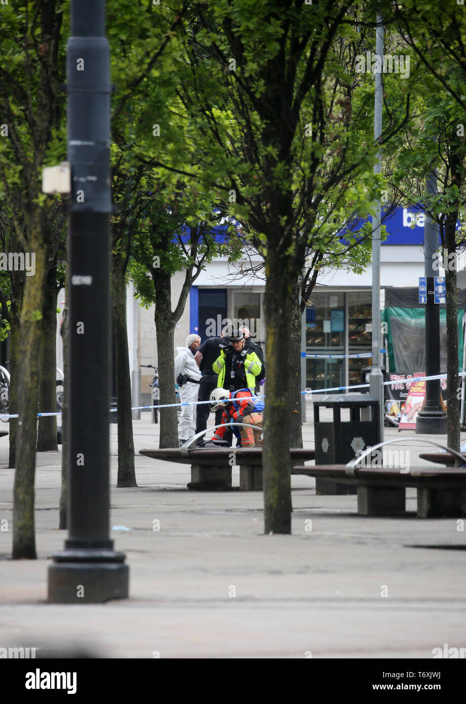 Manchester, Regno Unito. Il 3 maggio, 2019. La polizia ha cordoned di Piccadilly Gardens dopo rispondere alle segnalazioni di un pacchetto sospetto nella zona che è stata considerata per essere un non-dispositivo vitali. L'eliminazione della bomba ufficiali sono in corrispondenza della scena. Piccadilly Gardens, Manchester, Regno Unito, 3 maggio, 2019 Credit: Barbara Cook/Alamy Live News Foto Stock