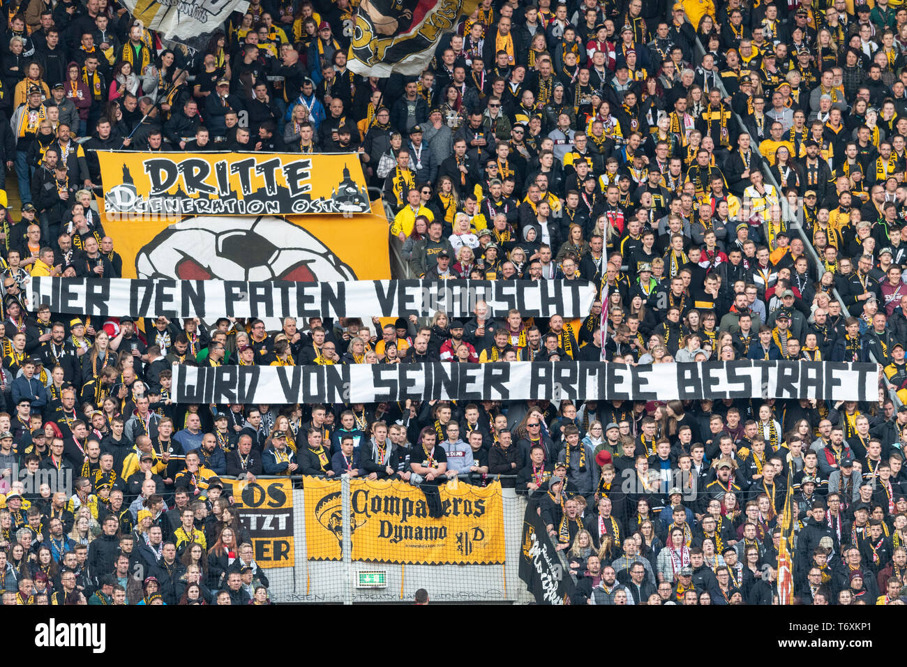 03 maggio 2019, Sassonia, Dresda: Calcio: Seconda Bundesliga, Dynamo Dresden - FC St Pauli, la XXXII Giornata in: Stadio Rudolf Harbig. Dinamo ventole nel K-blocco sono in possesso di un banner "Chi sta scherzando il padrino (si intende la Ralf Minge) sarà punito con il suo esercito". Foto: Robert Michael/dpa-Zentralbild/dpa - NOTA IMPORTANTE: In conformità con i requisiti del DFL Deutsche Fußball Liga o la DFB Deutscher Fußball-Bund, è vietato utilizzare o hanno utilizzato fotografie scattate allo stadio e/o la partita in forma di sequenza di immagini e/o video-come sequenze di foto. Foto Stock