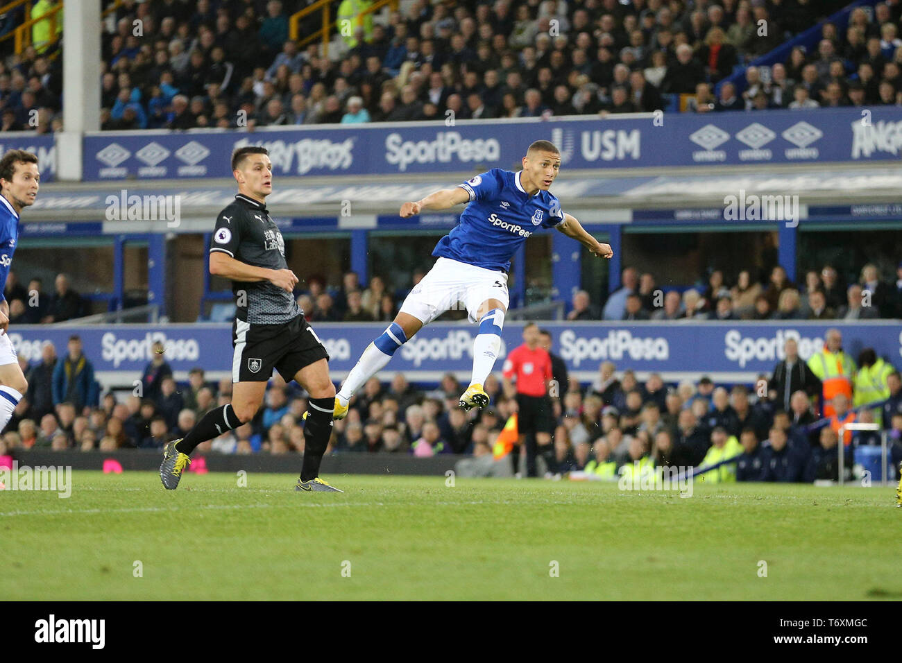 Liverpool, Regno Unito. 03 Maggio, 2019. Richarlison di Everton spara ad obiettivo e vede deviata dal Ben Mee di Burnley (non in foto) che i punteggi di un proprio obiettivo per Everton il primo obiettivo. Premier League, Everton v Burnley a Goodison Park di Liverpool venerdì 3 maggio 2019. Questa immagine può essere utilizzata solo per scopi editoriali. Solo uso editoriale, è richiesta una licenza per uso commerciale. Nessun uso in scommesse, giochi o un singolo giocatore/club/league pubblicazioni. pic da Chris Stading/Andrew Orchard fotografia sportiva/Alamy Live news Credito: Andrew Orchard fotografia sportiva/Alamy Live News Foto Stock