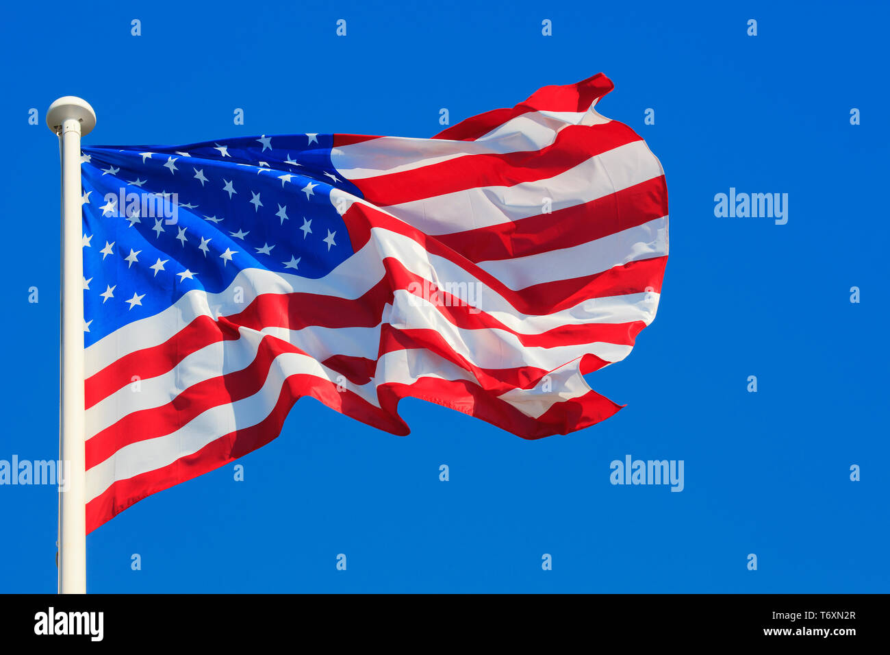 Bandiera degli Stati Uniti d'America (aka a stelle e strisce aka Star-Spangled Banner aka la vecchia gloria) battenti con orgoglio la Normandia, Francia Foto Stock