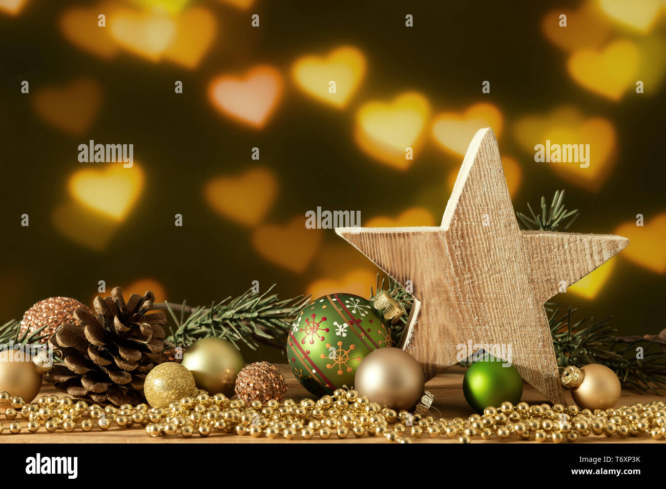 Decorazione di Natale la stella di legno con sfere di vetro Foto Stock