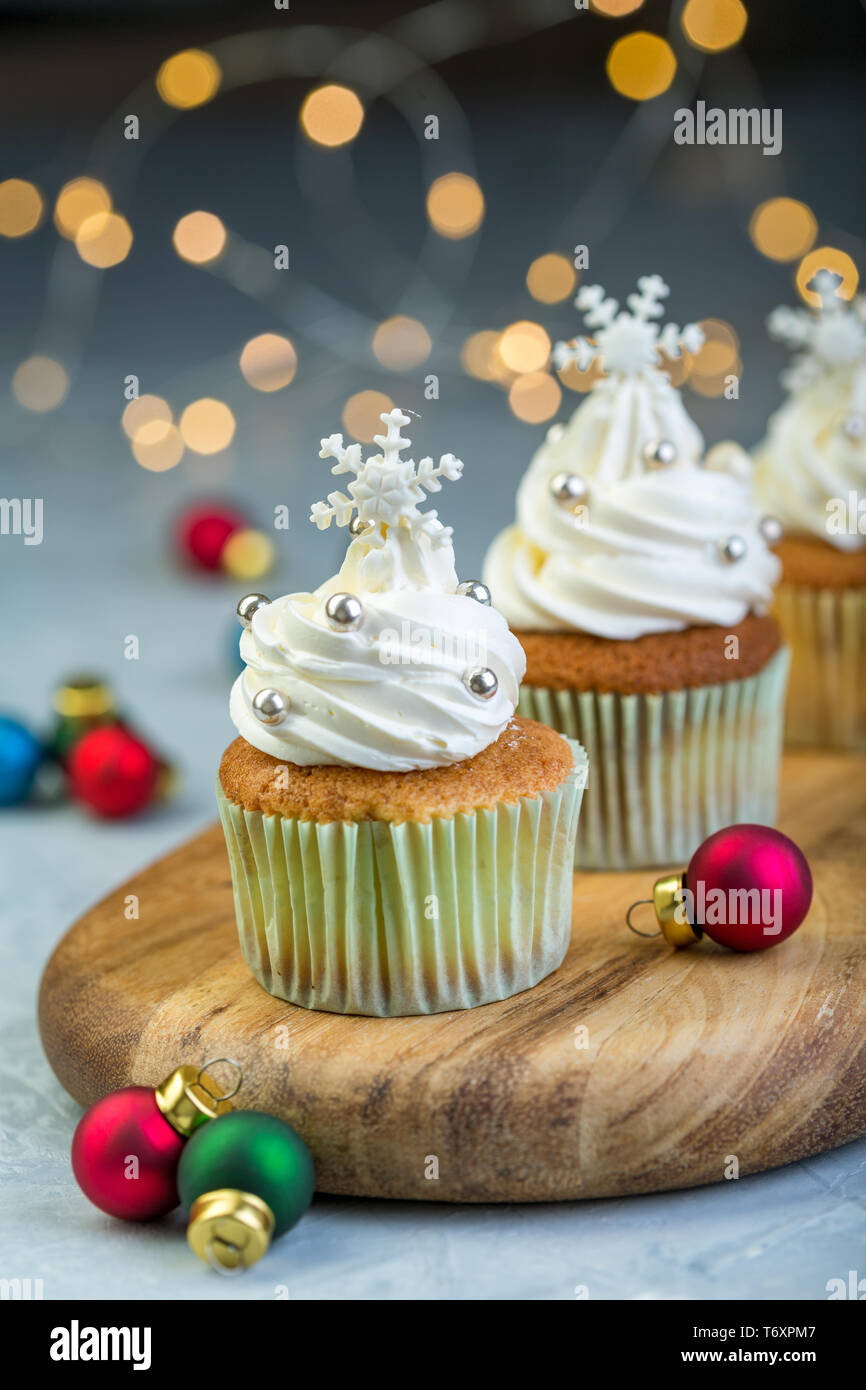 Tortini di vaniglia con decorazioni di Natale. Foto Stock