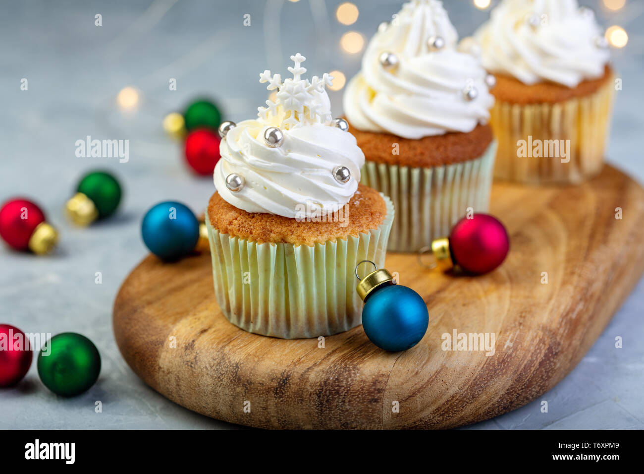 Tortine con panna alla vaniglia e fiocchi di neve. Foto Stock