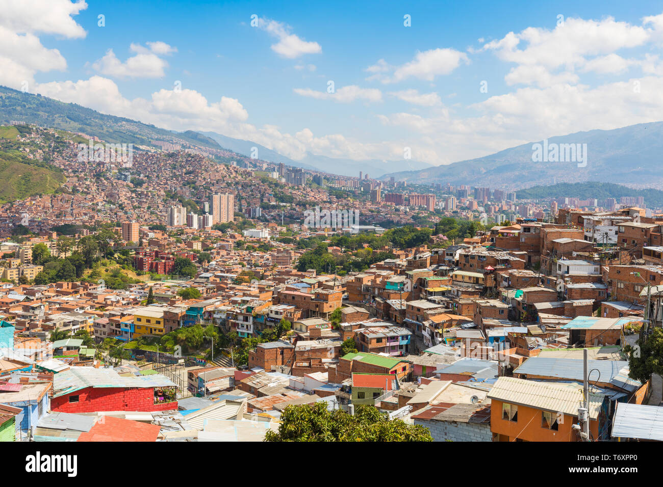 Panorama della città di Medellin in una giornata di sole Foto Stock