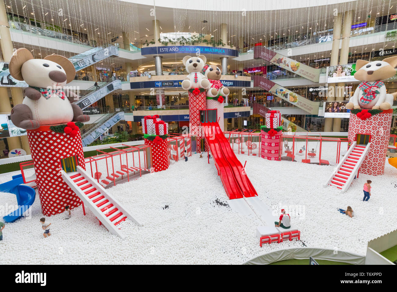 Area di intrattenimento con decorazioni di Natale di Santa Fe Medellin shopping centre Foto Stock