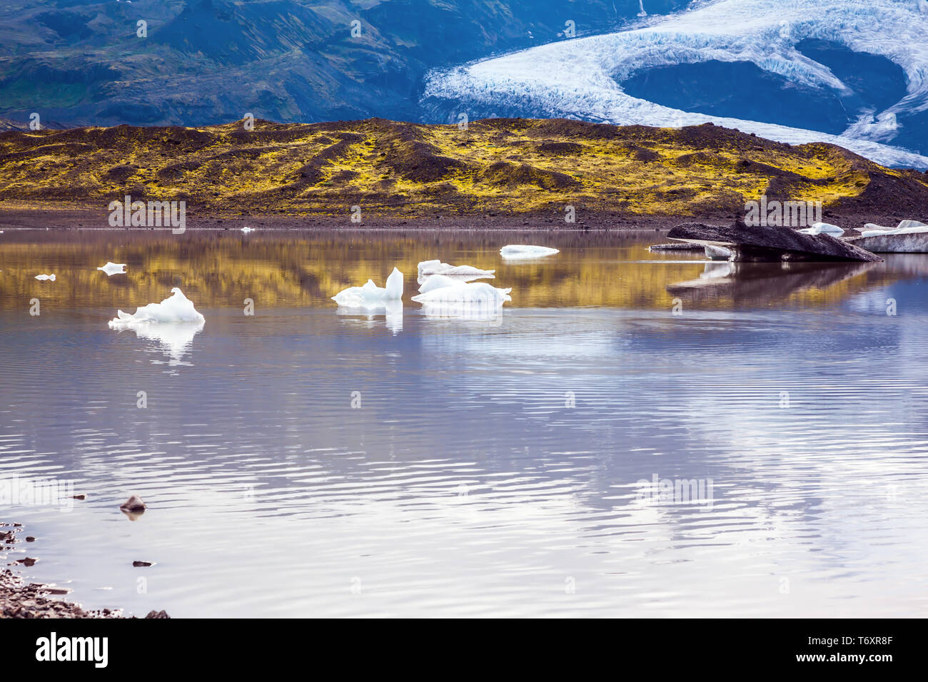 L'acqua di disgelo del ghiacciaio formano il lago Foto Stock