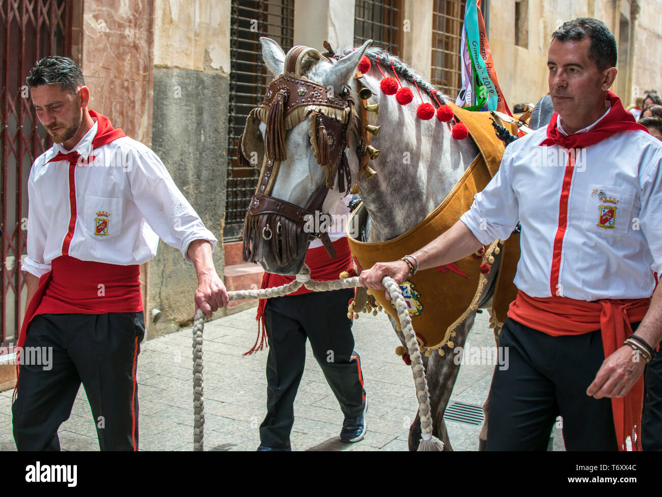 Caravaca de la Cruz, Spagna, 2 Maggio 2019: cavalli essendo sfilavano a Caballos del Vino, Caravaca. Celebrazioni spagnolo di vino cavalli, caballo del vino. Foto Stock