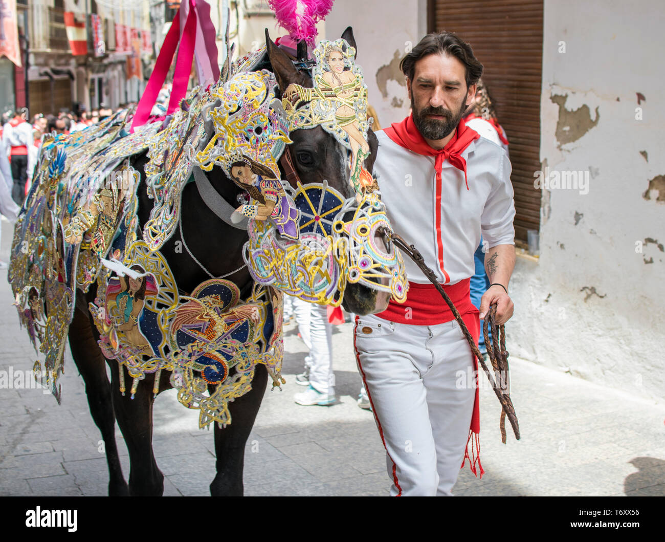 Caravaca de la Cruz, Spagna, 2 Maggio 2019: cavalli essendo sfilavano a Caballos del Vino, Caravaca. Celebrazioni spagnolo di vino cavalli, caballo del vino. Foto Stock