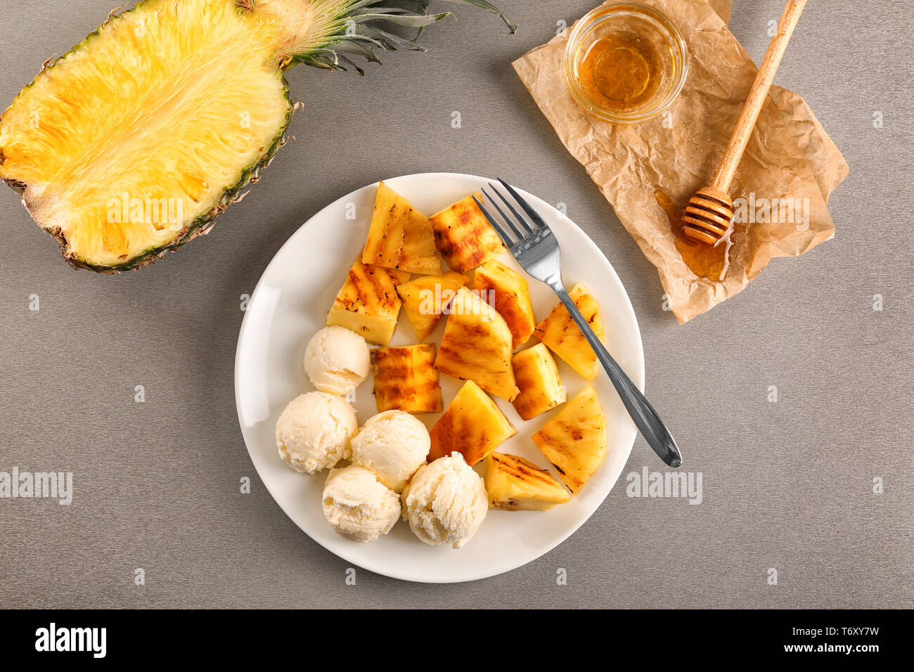 Composizione con gustosi ananas e gelato sul tavolo, vista dall'alto Foto Stock