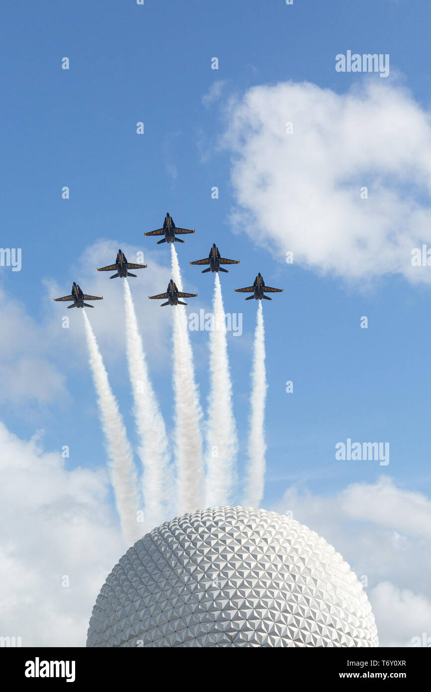 La US Navy Blue Angels Flyover parco Epcot del Walt Disney World Center Maggio 2, 2019 Foto Stock