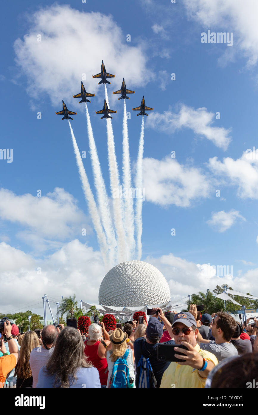 La US Navy Blue Angels Flyover parco Epcot del Walt Disney World Center Maggio 2, 2019 Foto Stock