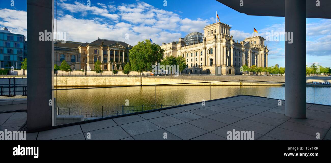 Vista del Reichstag dalla terrazza del Marie-Elisabeth-Luders-Haus, la luce del mattino, Berlino, Germania Foto Stock