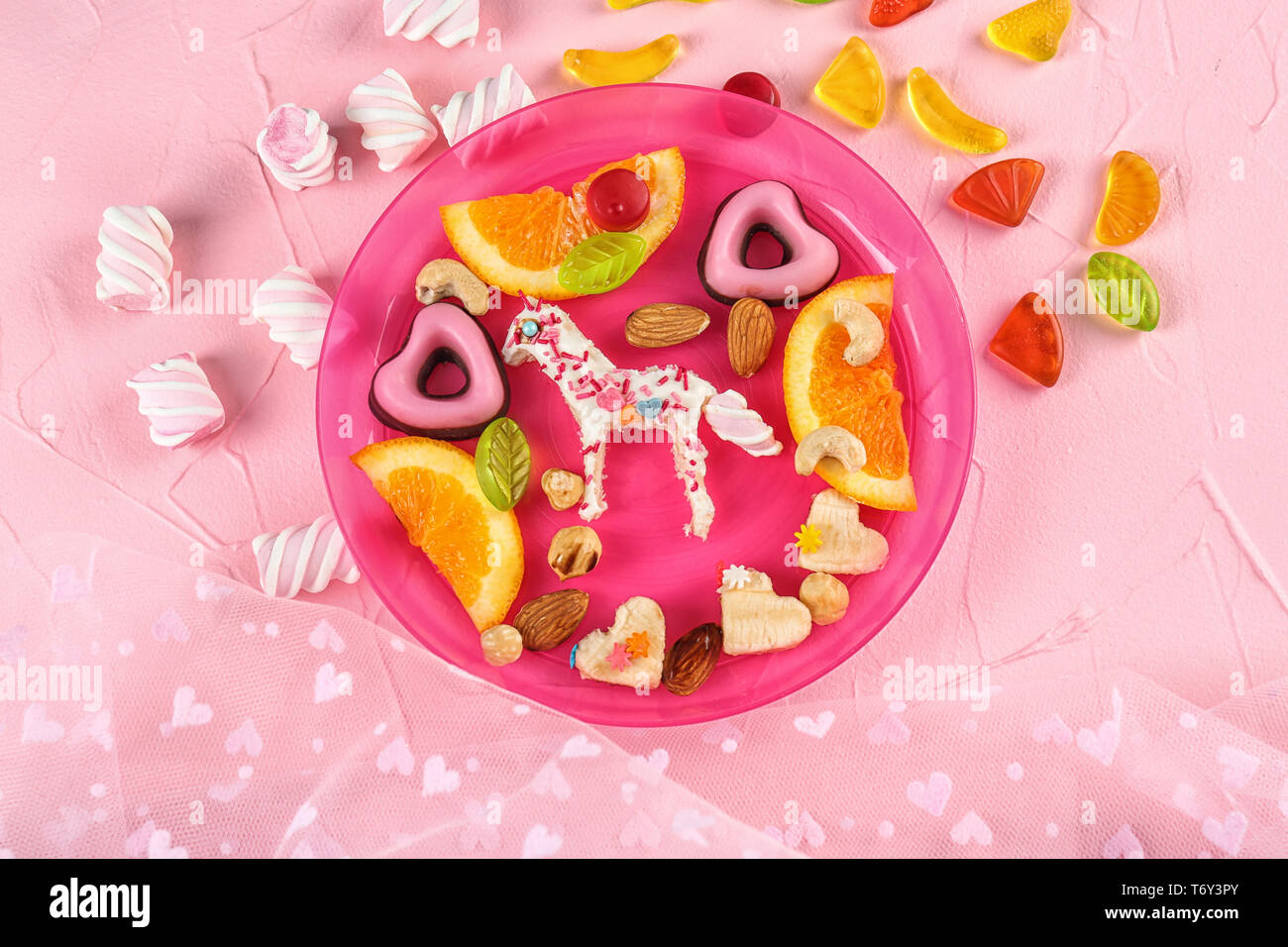 Creative di prima colazione per i bambini sulla piastra. Idee di ricette con pane Foto Stock