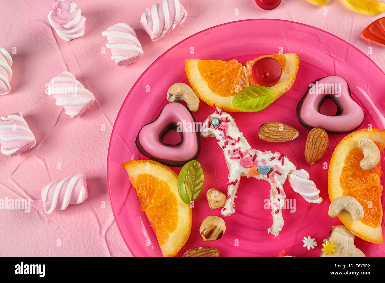 Creative di prima colazione per i bambini sulla piastra. Idee di ricette con pane Foto Stock