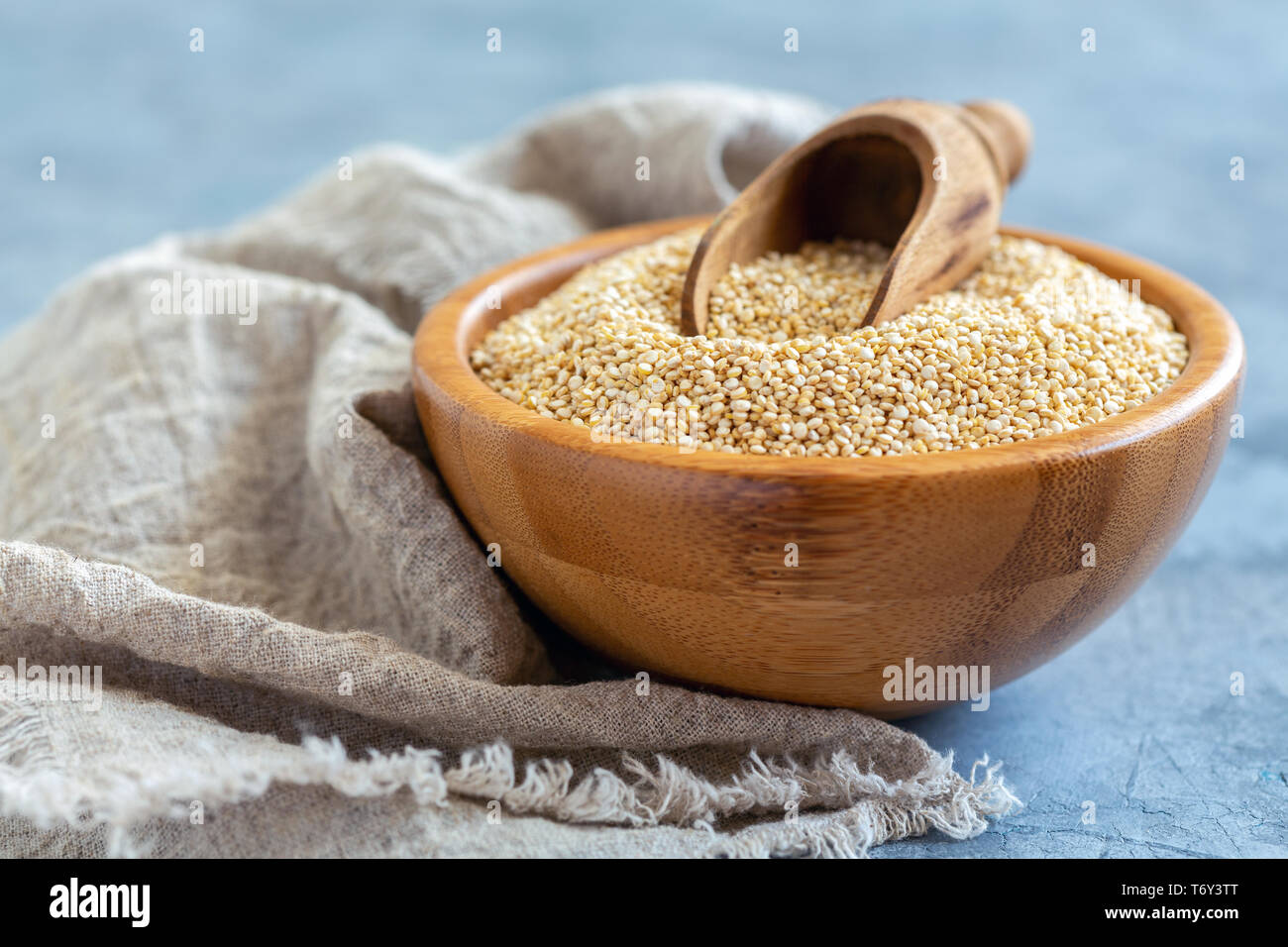 Materie di quinoa e un convogliatore in una ciotola di legno. Foto Stock