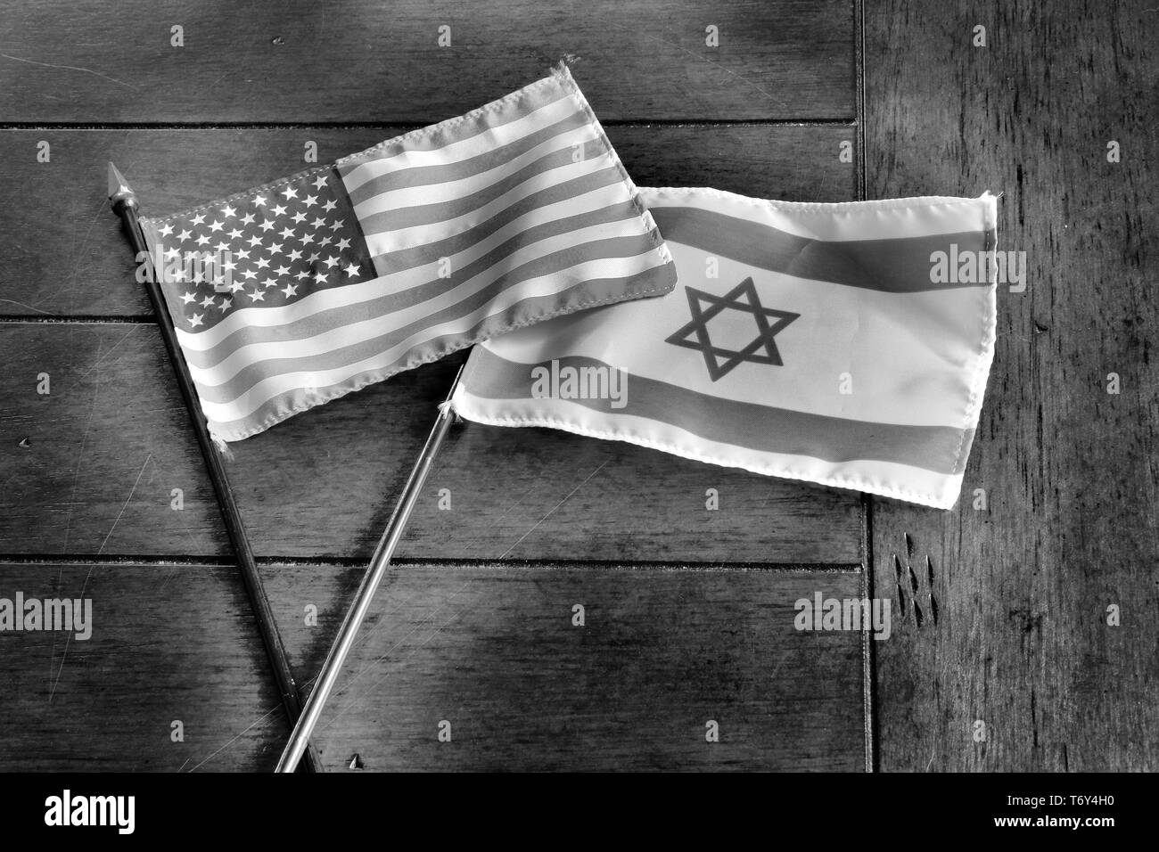 Bandiere di Israele e degli Stati Uniti su una superficie in legno; American-Israeli relazioni; monocromatico; si è deteriorata la decolorazione. Foto Stock