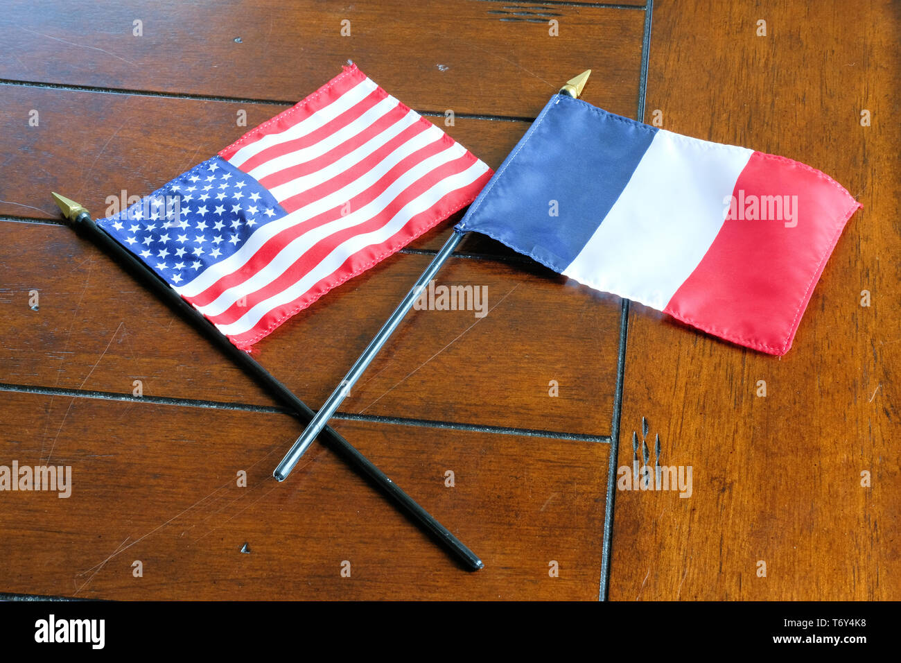 Bandiere degli Stati Uniti e la Francia su una superficie in legno; Franco American relazioni. Foto Stock