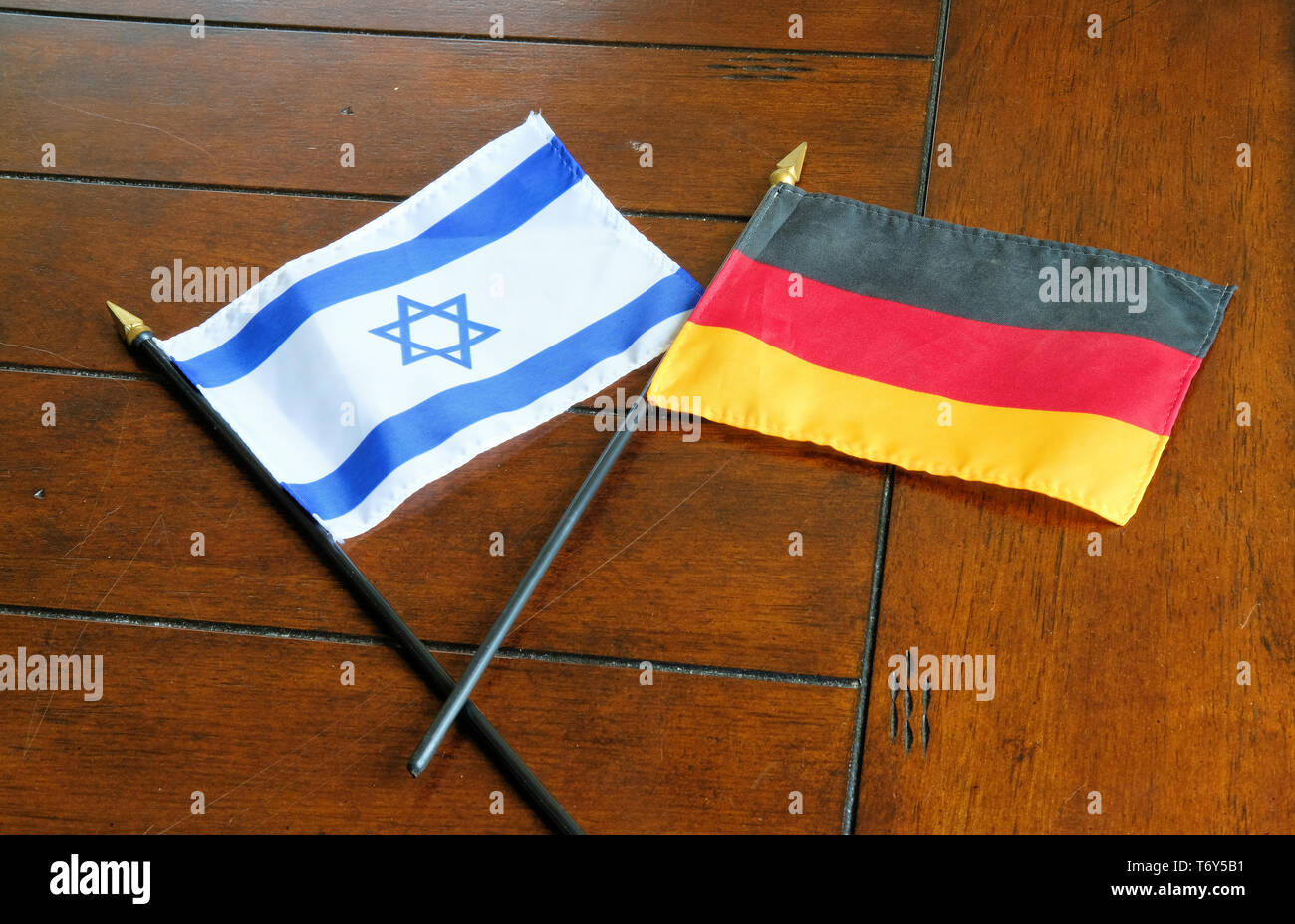 Bandiere di Israele e la Germania su una superficie in legno; German-Israeli relazioni. Foto Stock