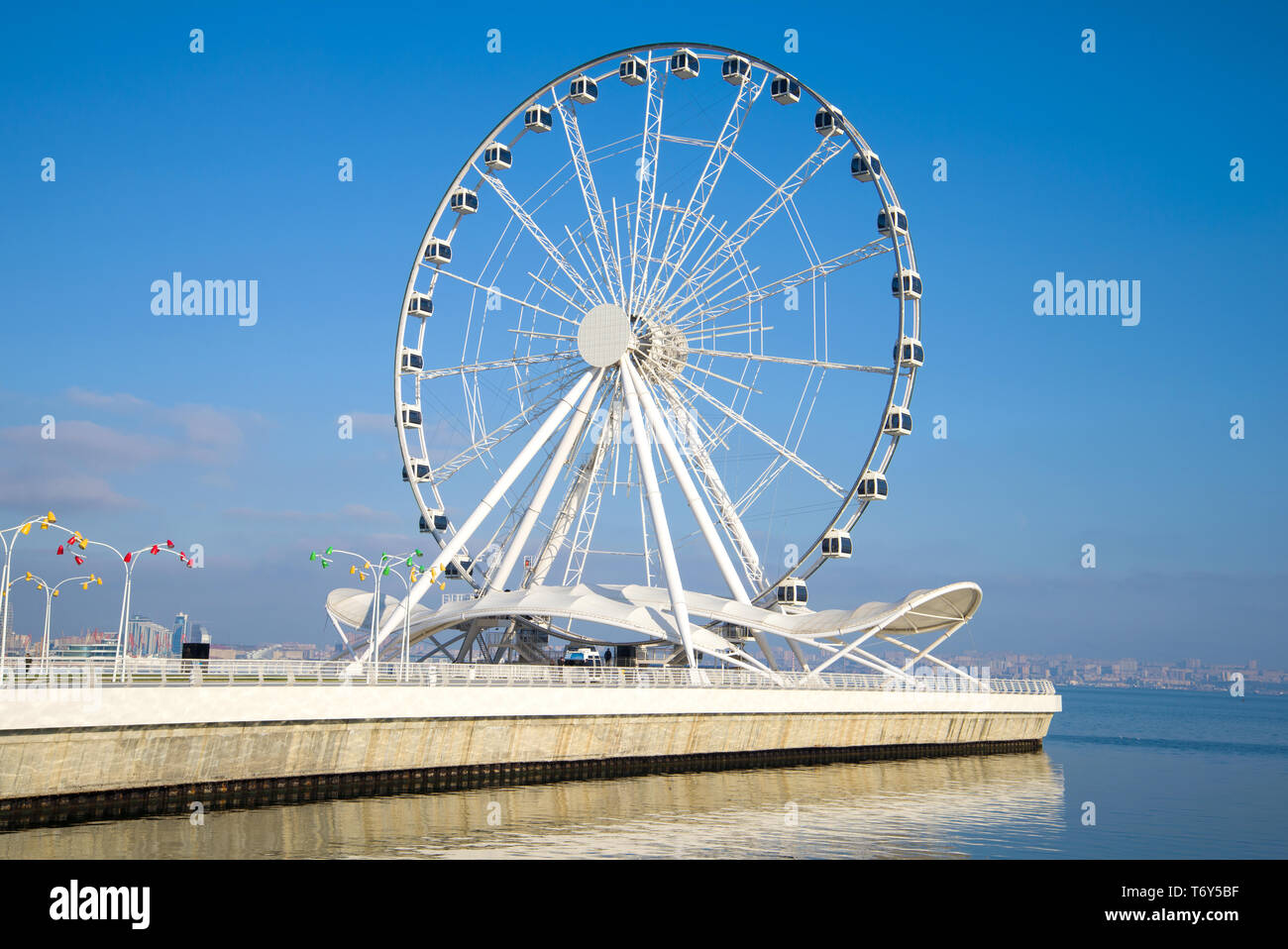 Attrazione turistica - una ruota panoramica sulle rive del Mar Caspio su un soleggiato dicembre pomeriggio. Baku in Azerbaijan Foto Stock