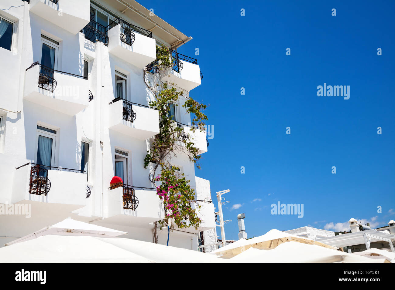 White hotel facciata con balcone al blue sky a bodrum, Turchia Foto Stock